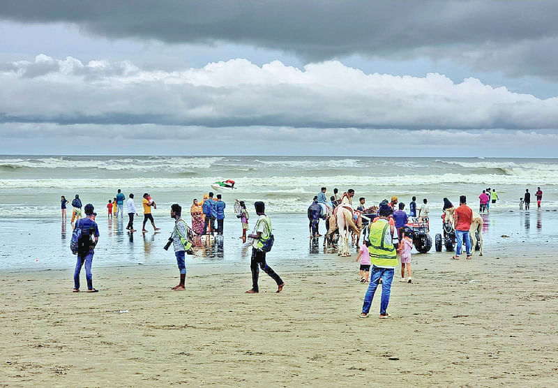 কক্সবাজার সমুদ্রসৈকতে বাড়ছে পর্যটকের আনাগোনা। গতকাল বিকেলে কলাতলী পয়েন্টে